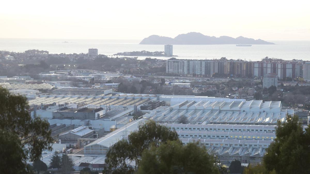 Vista general de Stellantis Vigo, elegida como la planta más eficiente del grupo, con las Cíes y Toralla al fondo.