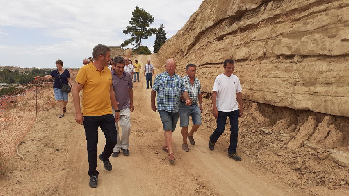 Visita a las obras de restauración de la zona de Pui Pinos el pasado mes de agosto con el alcalde, Ignacio Urquizu (primero por la izquierda) junto a algunos de los afectados por el derrumbe.