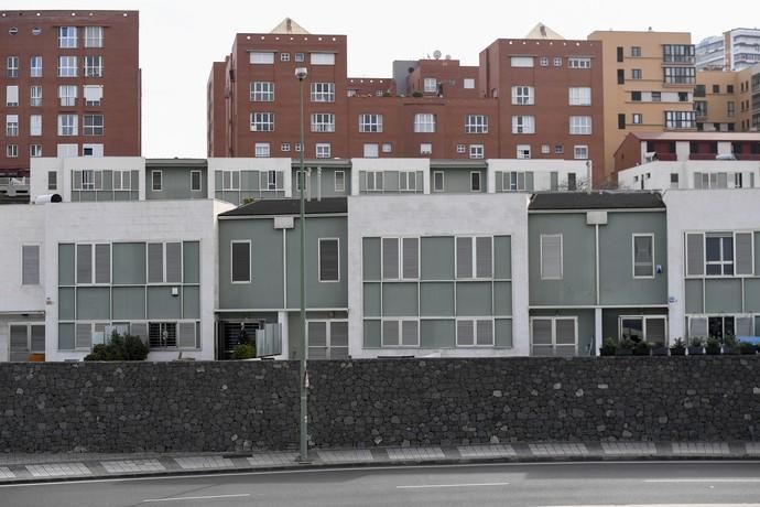 25-12-19 LAS PALMAS DE GRAN CANARI. LA MINILLA. LAS PALMAS DE GRAN CANARIA. Foto de un edificio de dúples en la Avenida de Ansite, número 11, que tienen exceso de altura, con respecto al plan general.  Fotos: Juan Castro.  | 25/12/2019 | Fotógrafo: Juan Carlos Castro