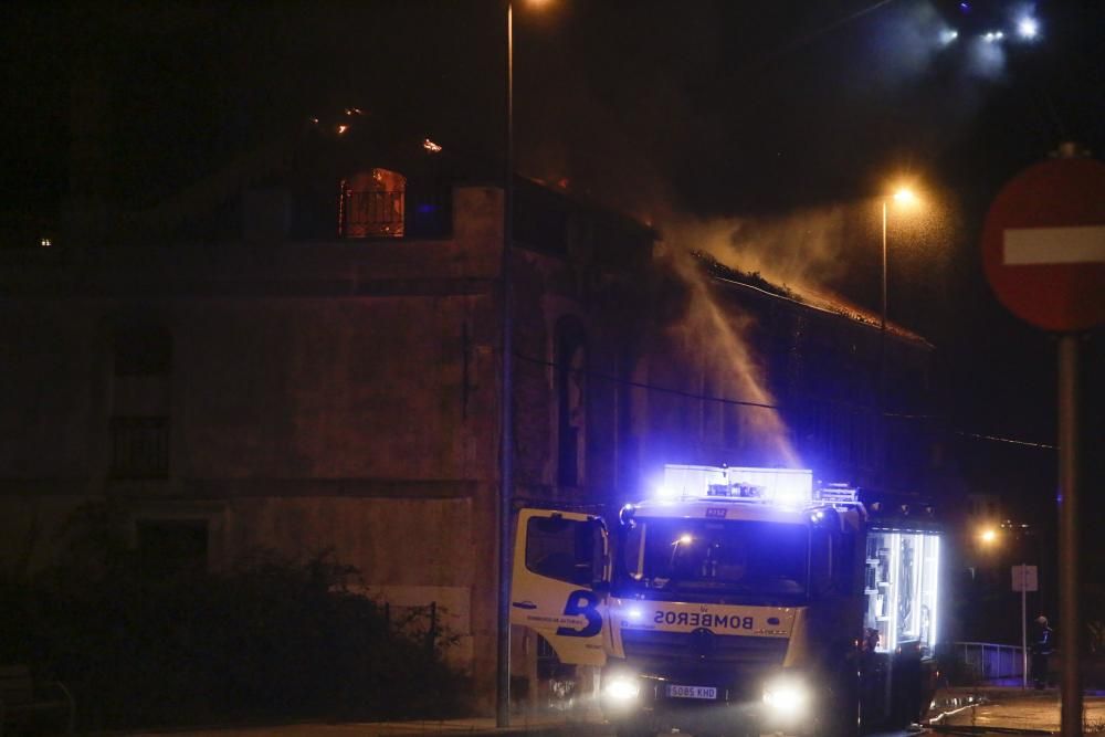 Un fuego destruye el chalé de los García Pola, uno de los tesoros indianos de Avilés.