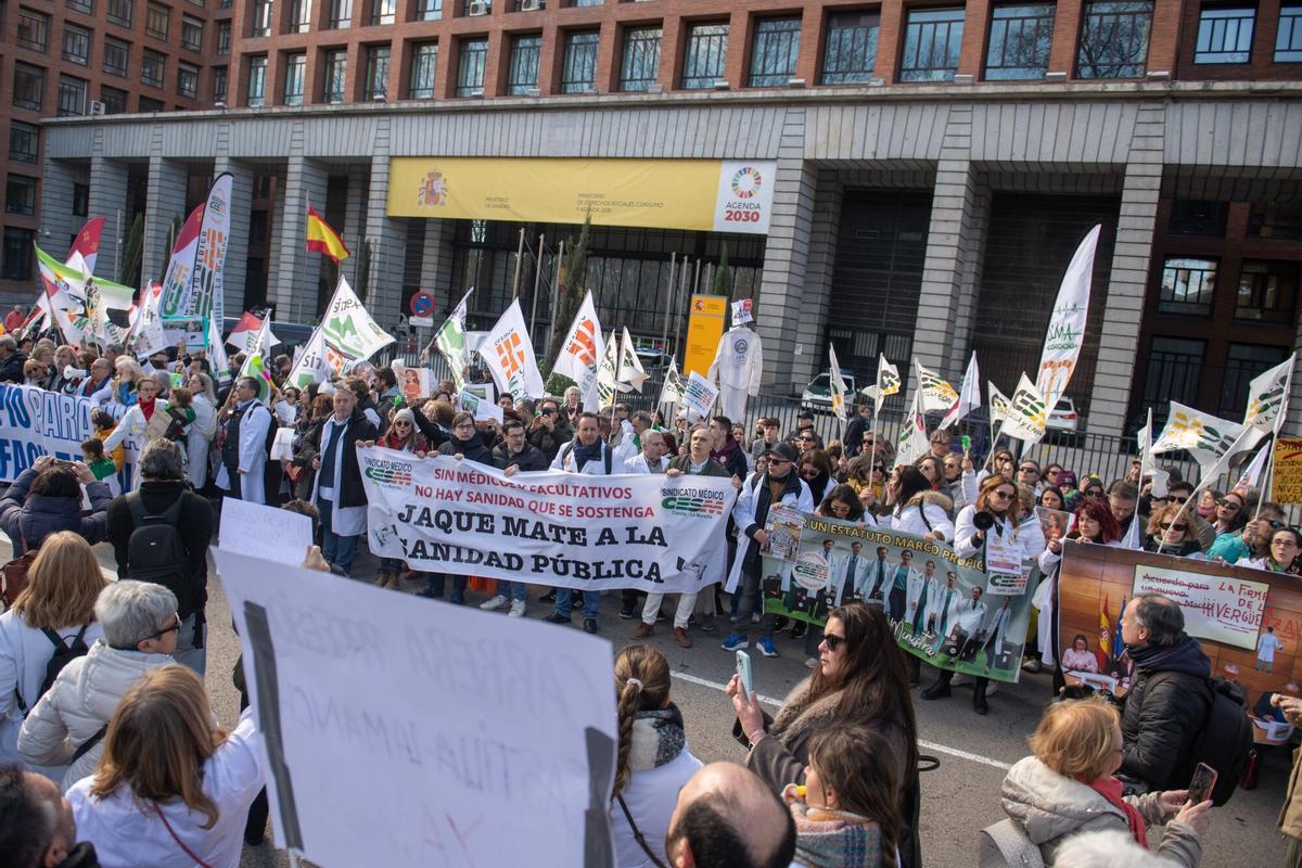 Manifestantes portan pancarta con lema 'Jaque mate a la sanidad pública' durante la manifestación contra el Estatuto Marco del Ministerio de Sanidad, a 14 de febrero de 2026, en Madrid (España). La Confederación Estatal de Sindicatos Médicos (CESM), Sindicato Médico Andaluz (SMA), Metges de Catalunya (MC), Asociación de Médicos y Titulados Superiores de Madrid (Amyts), Sindicato Médico de Euskadi (SME) y Sindicato de Facultativos de Galicia Independientes (O’MEGA) convocan la manifestación y mantienen la huelga nacional desde el día 16 contra el nuevo Estatuto Marco del Ministerio de Sanidad. 14 FEBRERO 2026 MANIFESTACIÓN;SISTEMA DE SANIDAD PÚBLICO Fernando Sánchez / Europa Press 14/02/2026. Fernando Sánchez;