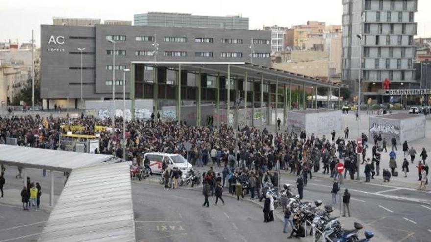 Una manifestación obliga al cierre parcial de la estación de Sants