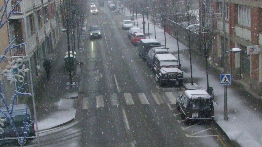 Una forta nevada provoca un caos de trànsit a l&#039;interior de la província