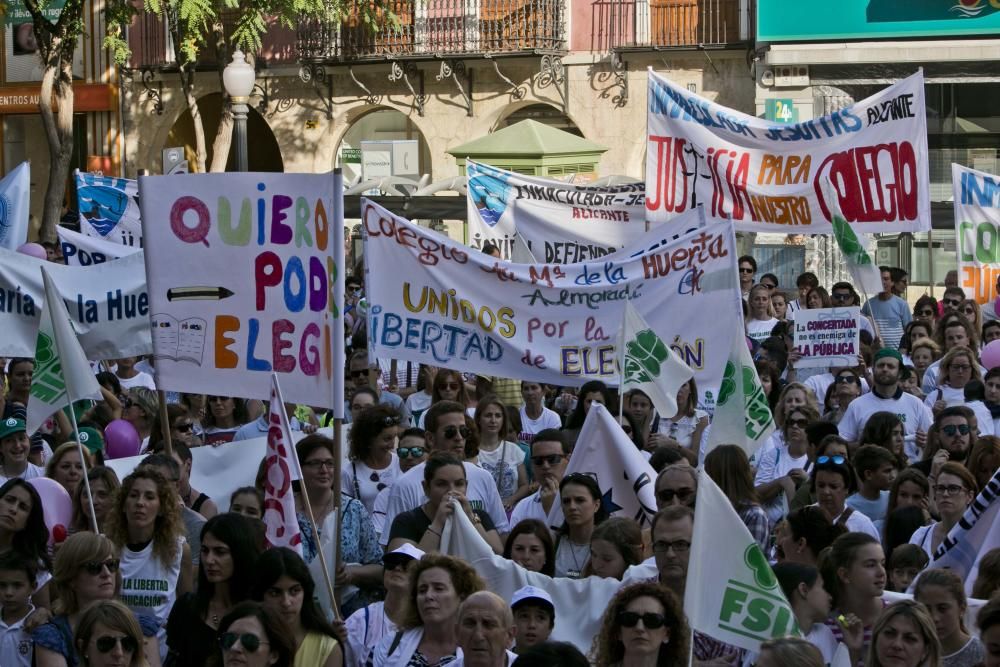 Los manifestantes de diferentes puntos de la provincia piden que sus hijos mantengan la libertad a la hora de optar por esta educación