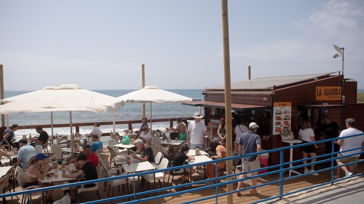 'La Guarida', en Isla Plana, es el primer chiringuito que ha abierto sus puertas este verano en Cartagena.