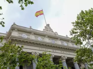 El Ibex 35 lucha por mantener los 11.700 puntos tras abrir ligeramente a la baja, a la espera de la Fed