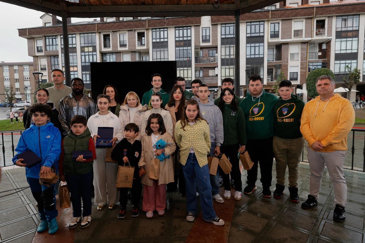 Foto de familia de los galardonados de la pasada edición, con el concejal de Deportes, José Antonio González, a la derecha de la imagen.