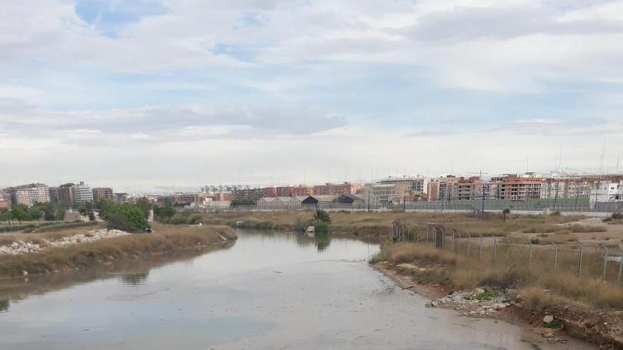 La antigua desembocadura del Turia se llena de aguas negras