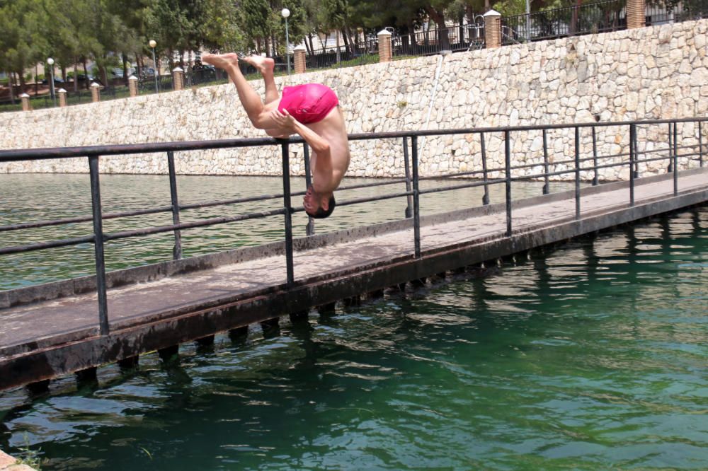 Los bañistas acuden al Assut d'Antella aunque el baño está prohibido