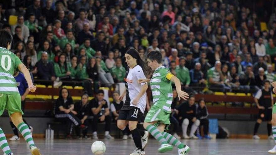 Una jugadora del Envialia Ourense controla un balón. // B.Lorenzo