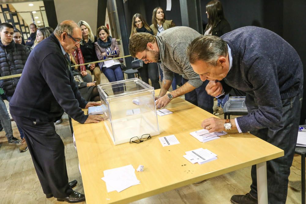 Instantes del recuento de votos en La Lonja