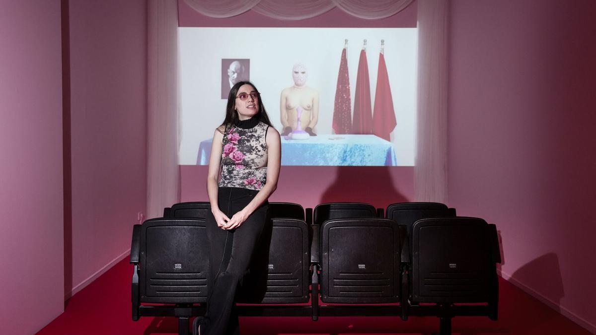 La escritora y dramaturga Juana Dolores, que se estrena en un trabajo museístico en La Virreina Centre de la Imatge con 'Declaració d’amor a Lenin', posa durante la presentación de su exposición este viernes.