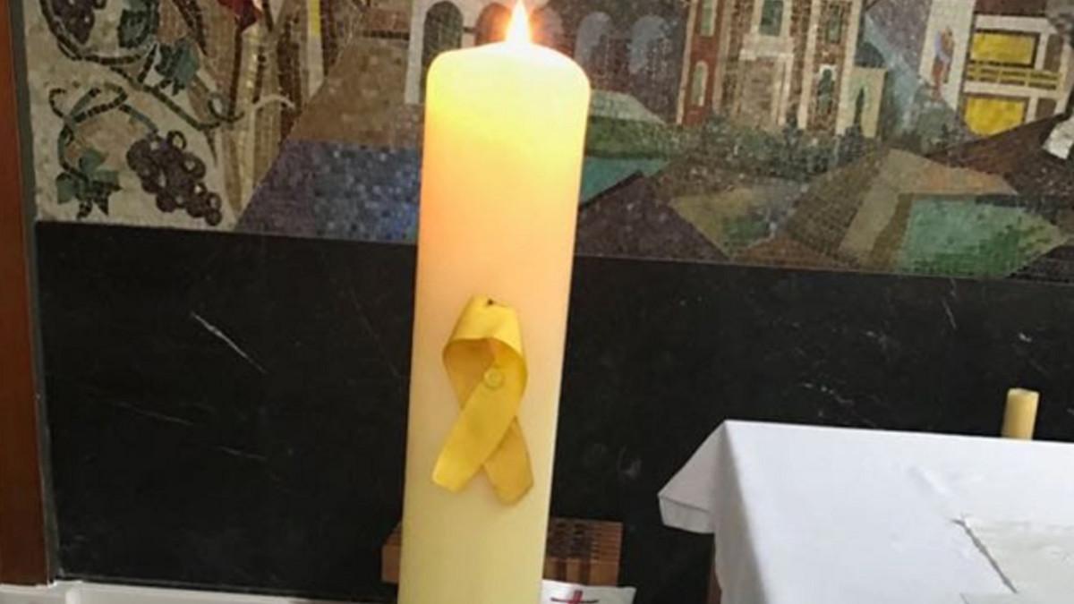 Polémica por un lazo amarillo en un altar de una parroquia de Comarruga