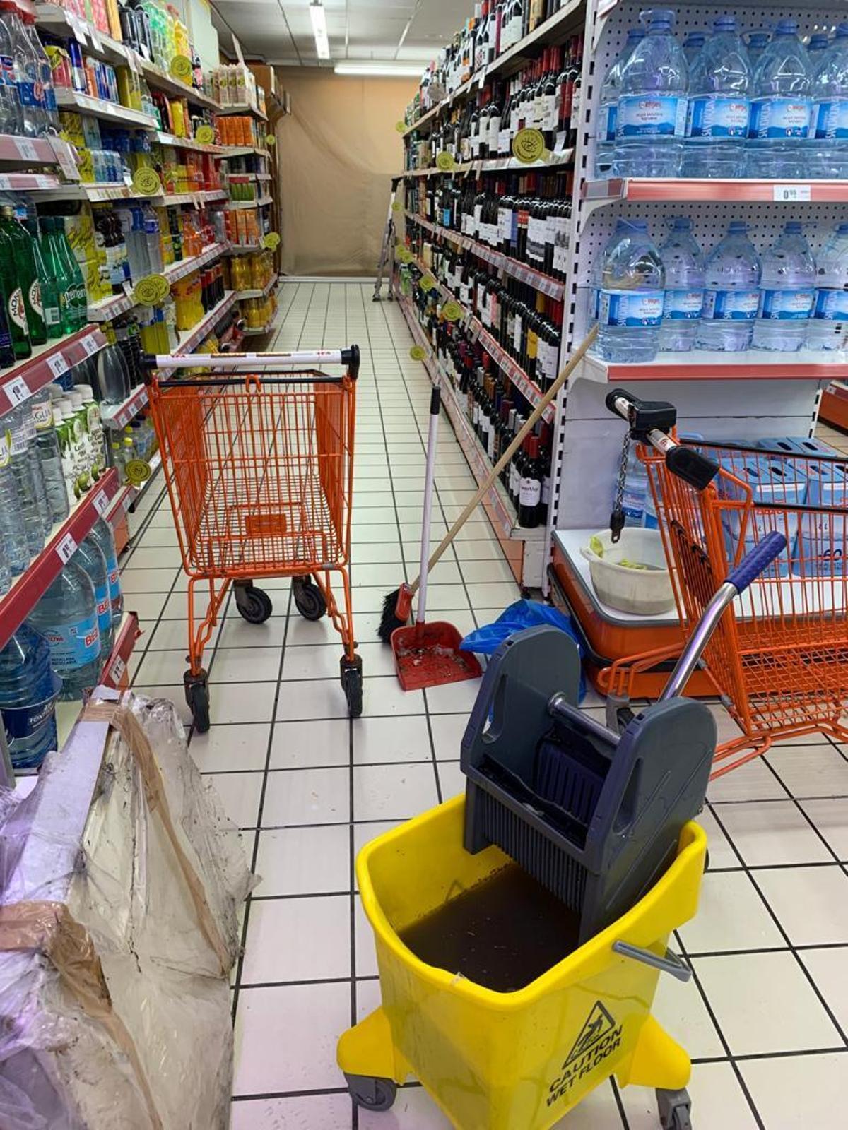 Interior del supermercado afectado por las lluvias en Santiago