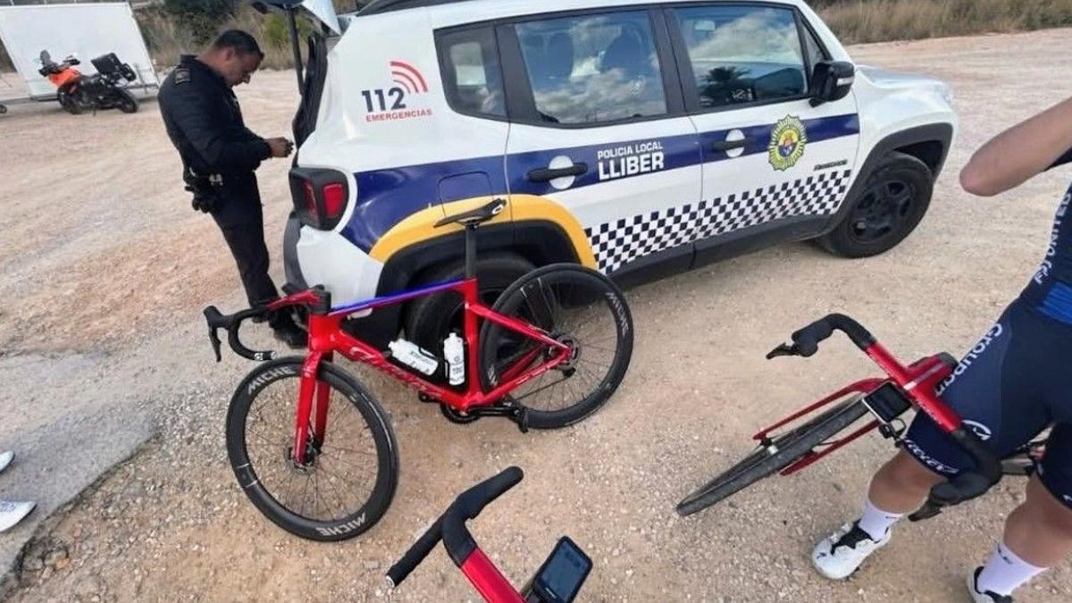 La Policía Local paró a la "grupetta" de diez ciclistas que se saltó el semáforo