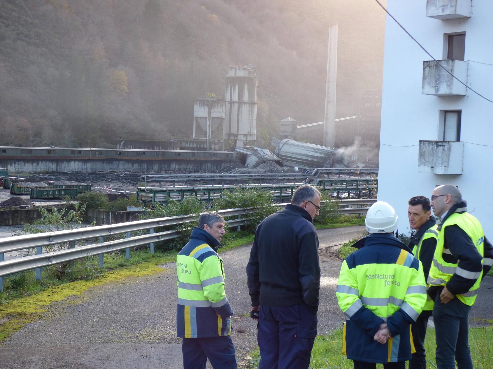 En imágenes: Demolición de los silos de la térmica de Cangas del Narcea