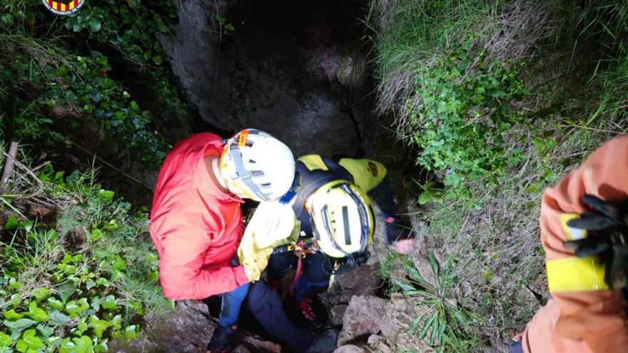 Efectivos de Bomberos rescatan a cuatro hombres que habían quedado atrapados en la cueva del Túnel dels Sumidors, en Vallada, comarca de la Costera, en la madrugada de este sábado. | CONSORCIO PROVINCIAL DE BOMBEROS