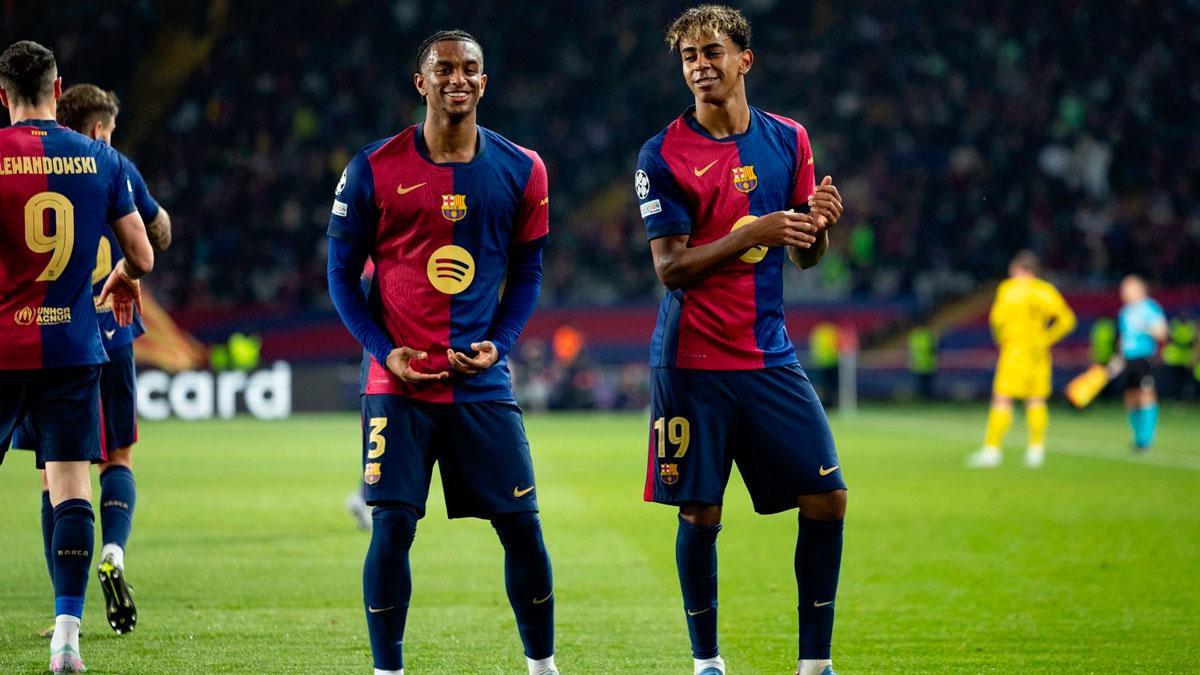 Lamine y Balde celebran el cuarto tanto azulgrana frente al Dortmund