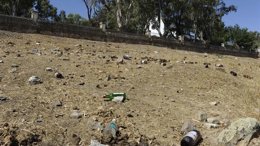 Denunciados 17 jóvenes por hacer botellón en la plaza Andalucía de Cáceres