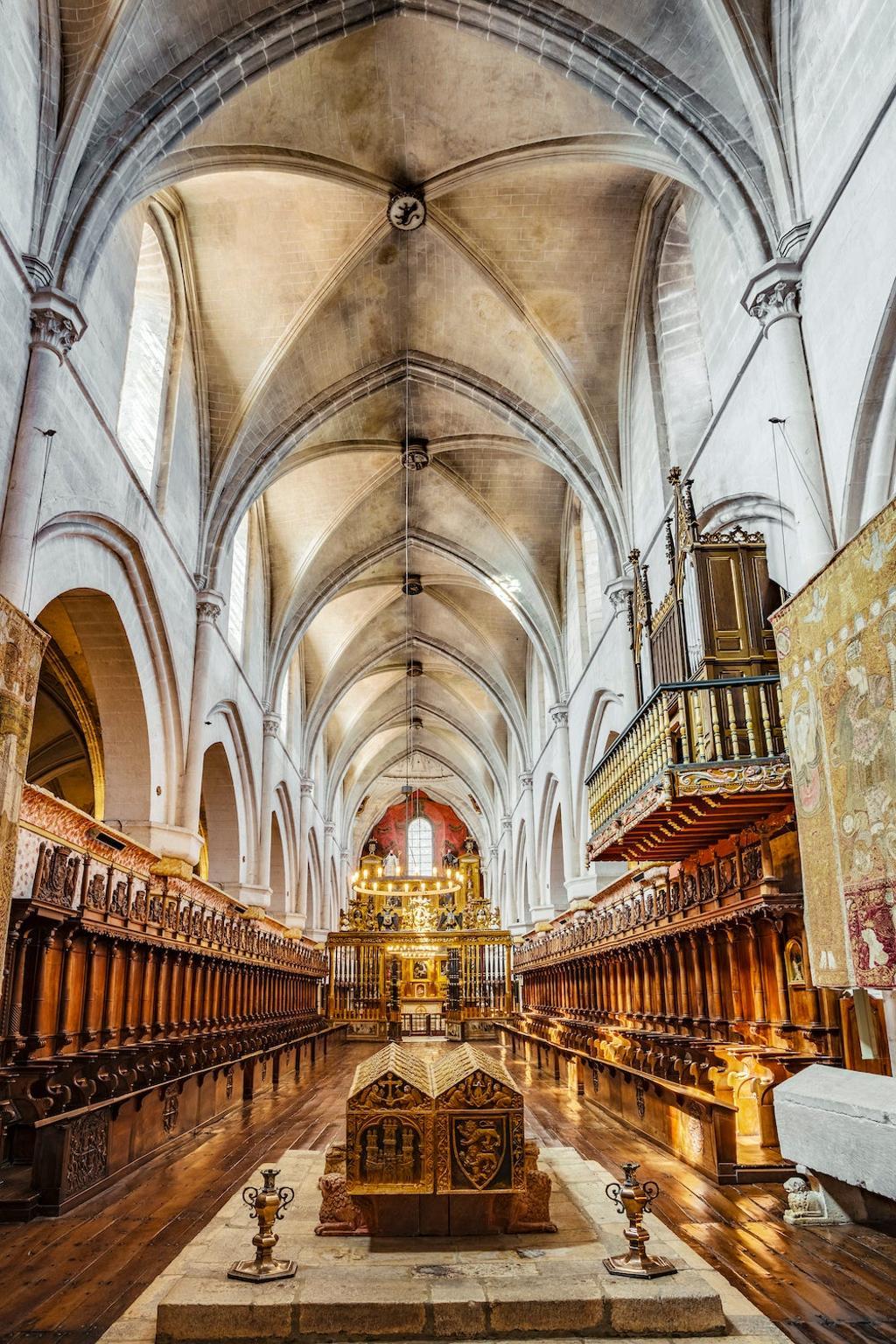 Monasterio de Santa María la Real de las Huelgas con los sepulcros de Alfonso VIII y Leonor de Plantagenet en primer término.