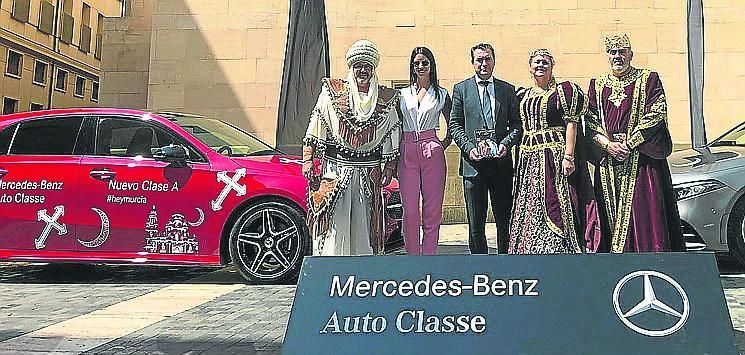 Moros y Cristianos se suben a los nuevos Mercedes