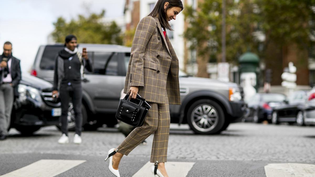 El traje de chaqueta sale a la calle