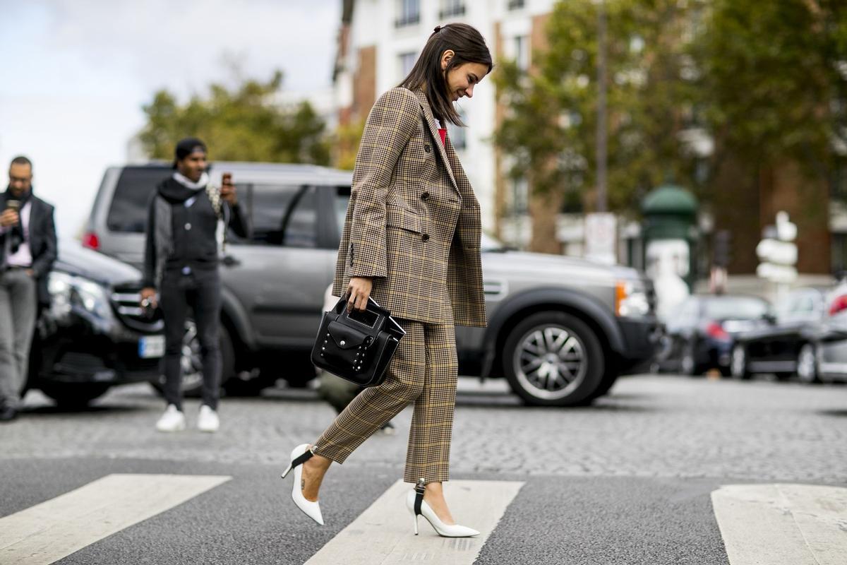 El traje de chaqueta sale a la calle