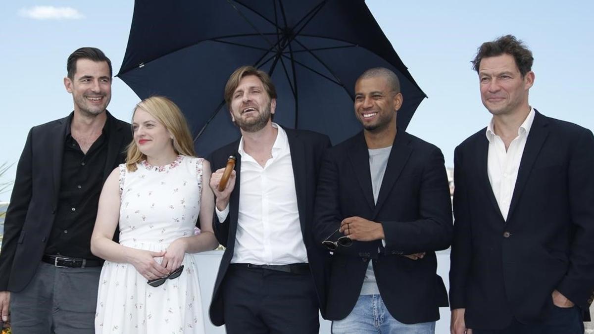 Claes Bang, Elisabeth Moss, Ruben Östlund, Christopher Laesso y Dominic West, en la presentación de 'The square' en Cannes.