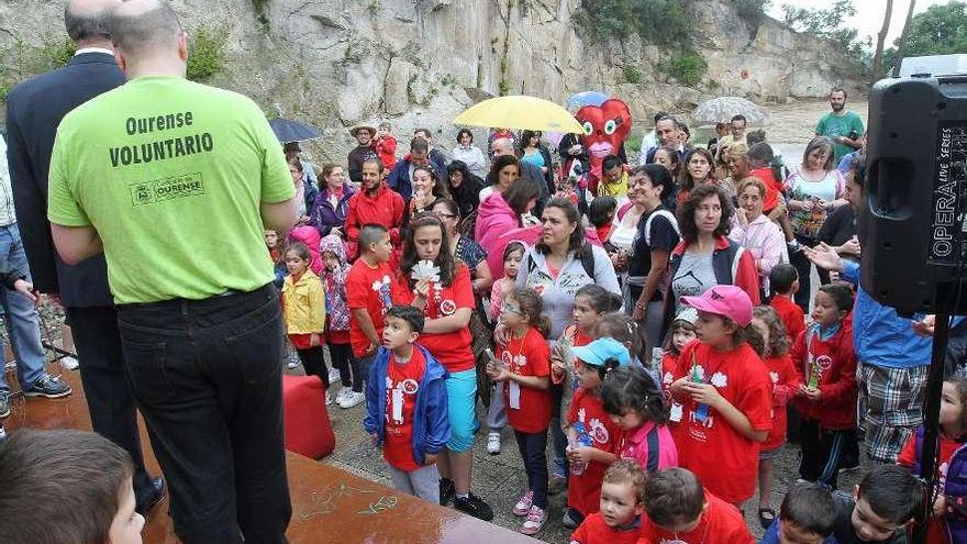 Los escolares durante la visita que realizaron al parque forestal de Montealegre.