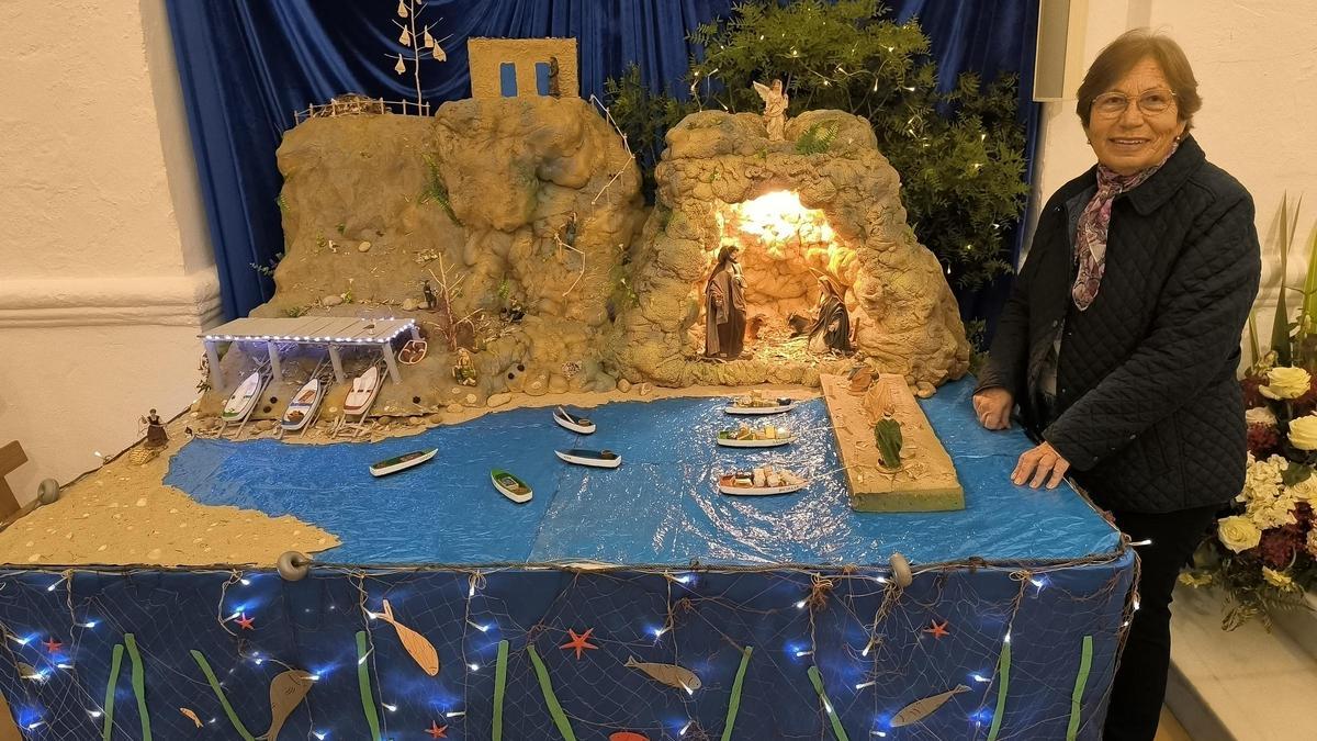 Carmen Ferrer junto al belén que ha creado