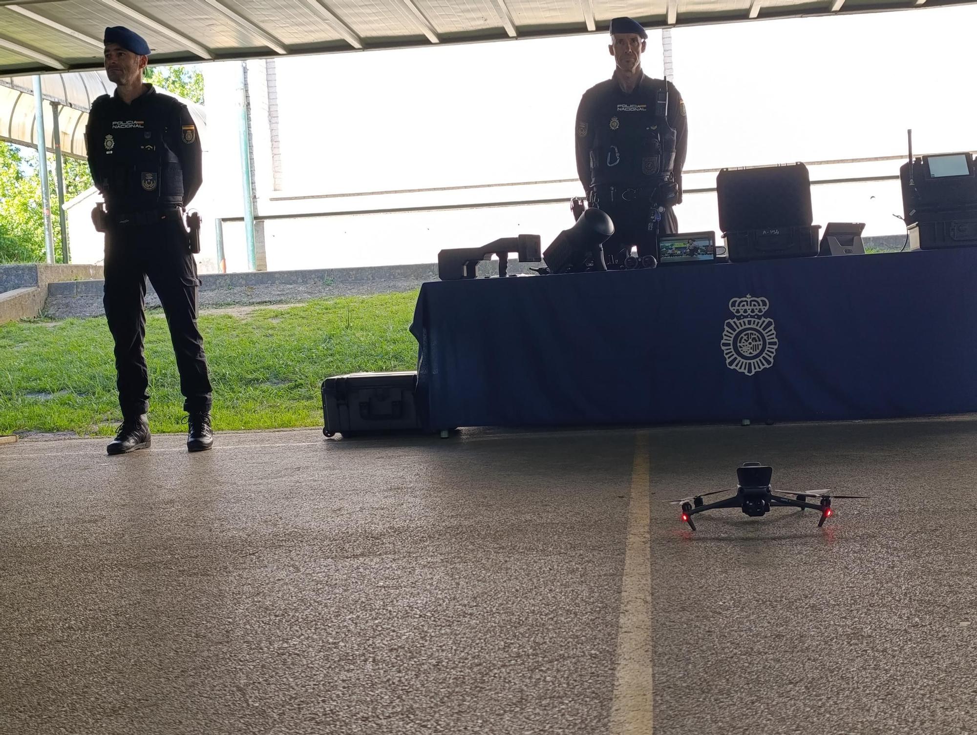 Así fue la exhibición de la Policía Nacional en el colegio La Fresneda, en Siero
