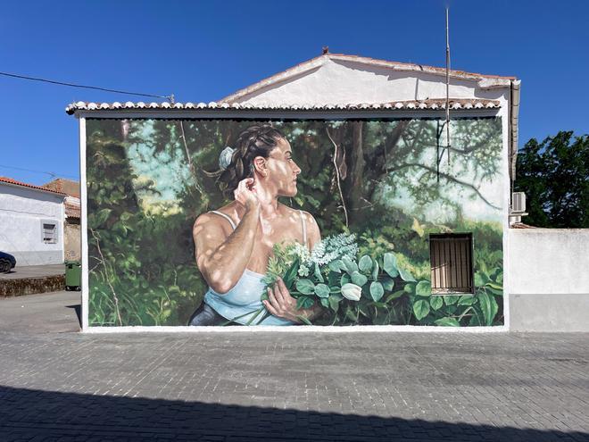 Así es el mural de Hinojal de Daniela Guerreiro, artistas lusa