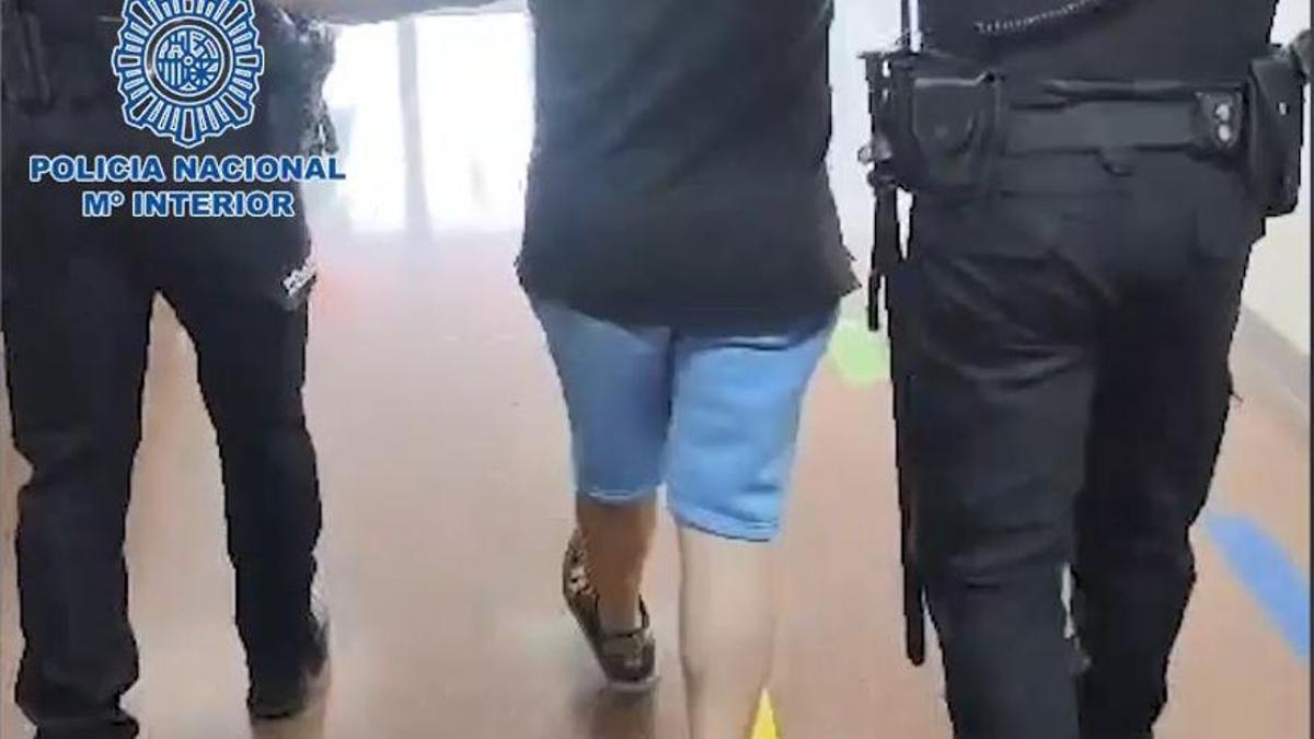 Agentes de la Policía Nacional llevan detenido al hombre que intentó secuestrar un bebé en Mallorca.