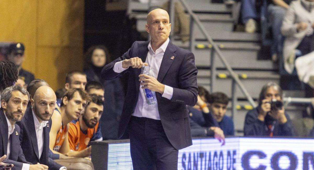 Por la izquierda, Carles Marco durante el partido del Leyma ante el Obradoiro, y Kamba ante el OCB.    | MOVISTAR ESTUDIANTES / MIKI LÓPEZ / JESÚS PRIETO / PALENCIA BALONCESTO