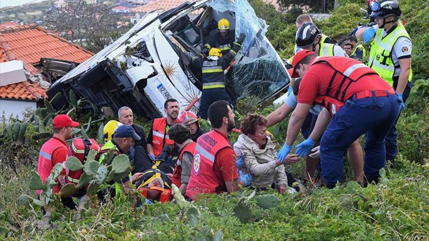 28 turistas alemanes mueren al caer un autobús sobre una casa en Madeira