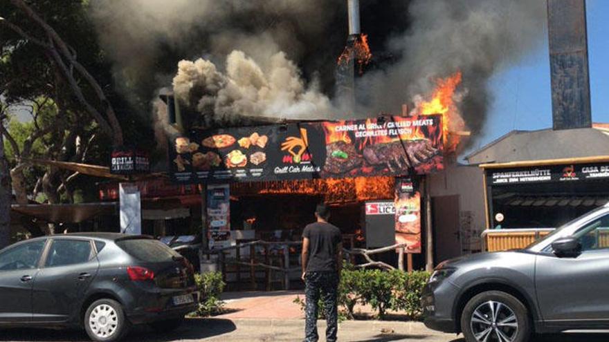 Los Bomberos intervienen en un incendio en un restaurante de Cala Rajada