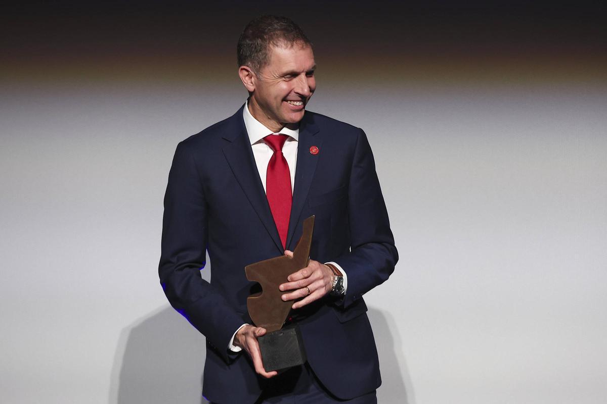 Delfí Geli, president del Girona FC, recoge el premio Mención especial a l'Equip que ha donat més éxits a l'esport català.