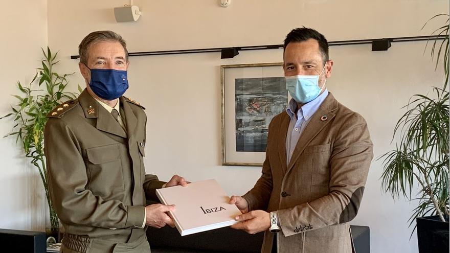 Visita del delegado de Defensa en Balears a Vila