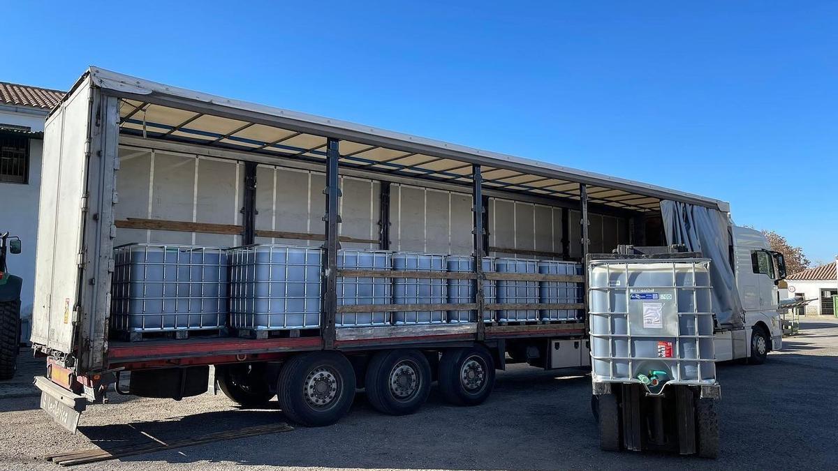 Un camión carga en Olipe aceite para L&#039;Oreal.