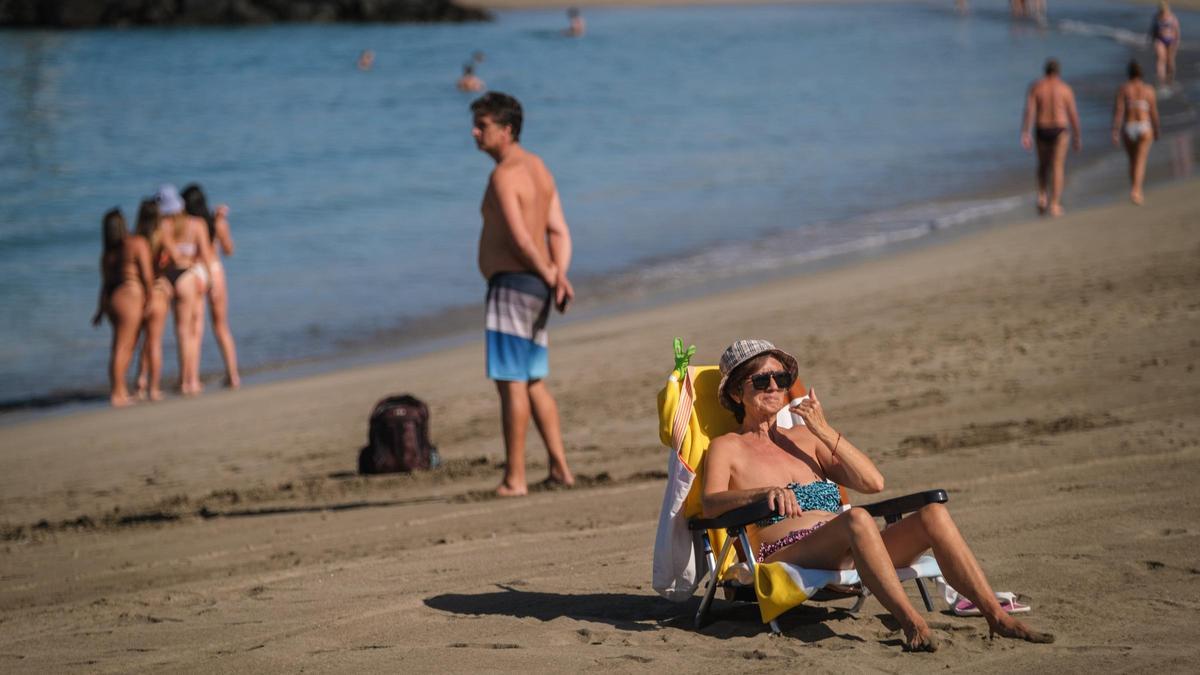 Turistas en la playa de Los Cristianos, al sur de Tenerife.