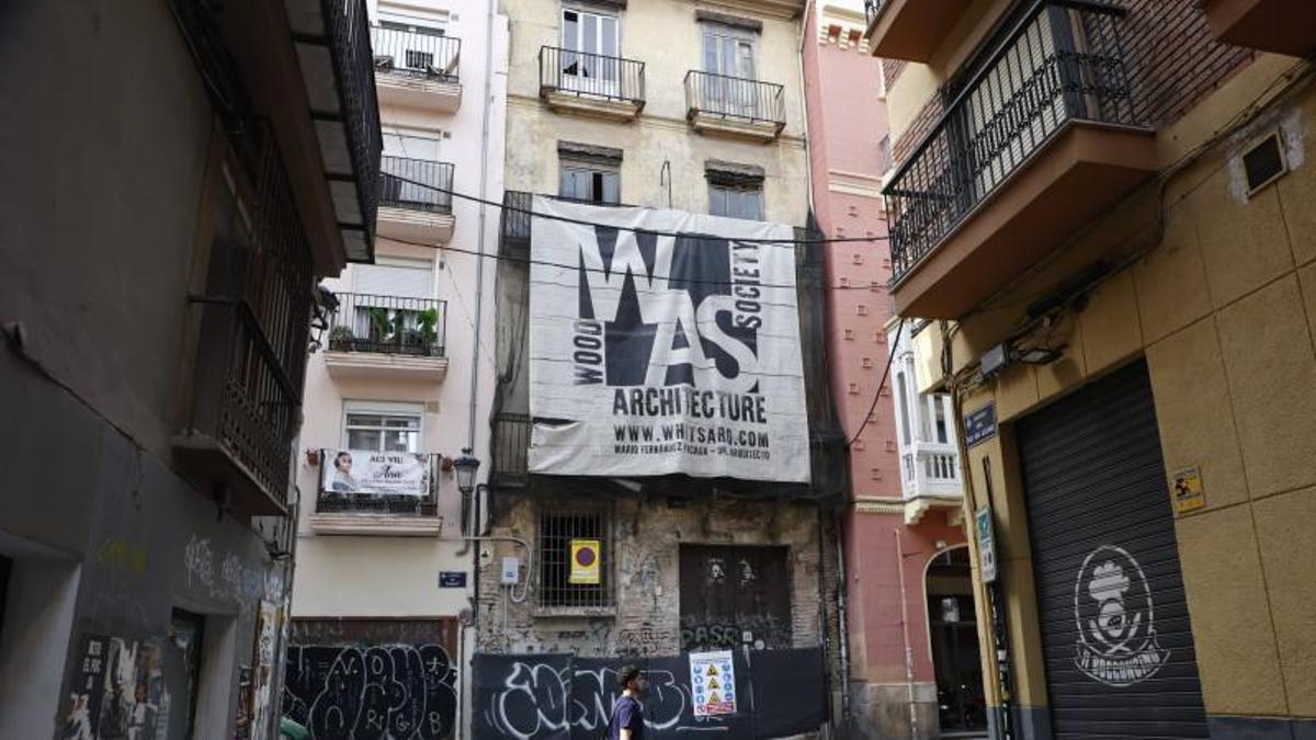 Protesta vecinal en la calle Quart de València contra los apartamentos turísticos.