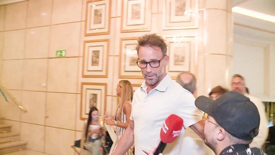 Álvaro Muñoz Escassi asegura estar &quot;muy feliz&quot; y evita hablar de Hiba Abouk