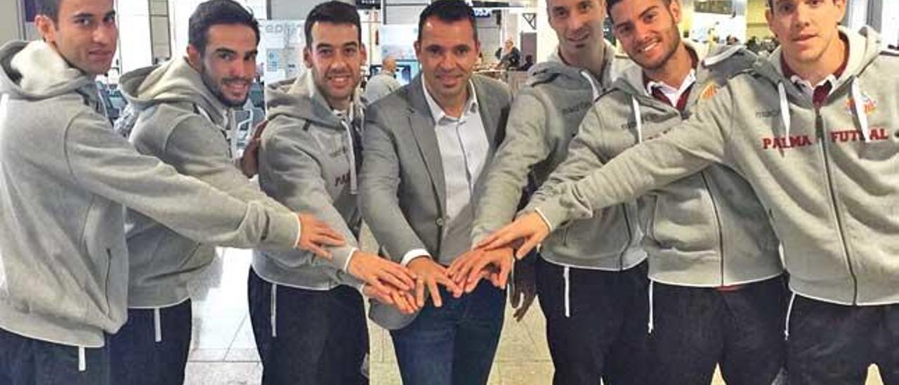 Joao, Chicho, Sergio, José Tirado, Vadillo, Taffy y Pizarro posan ayer en Barajas antes de regresar a la isla.