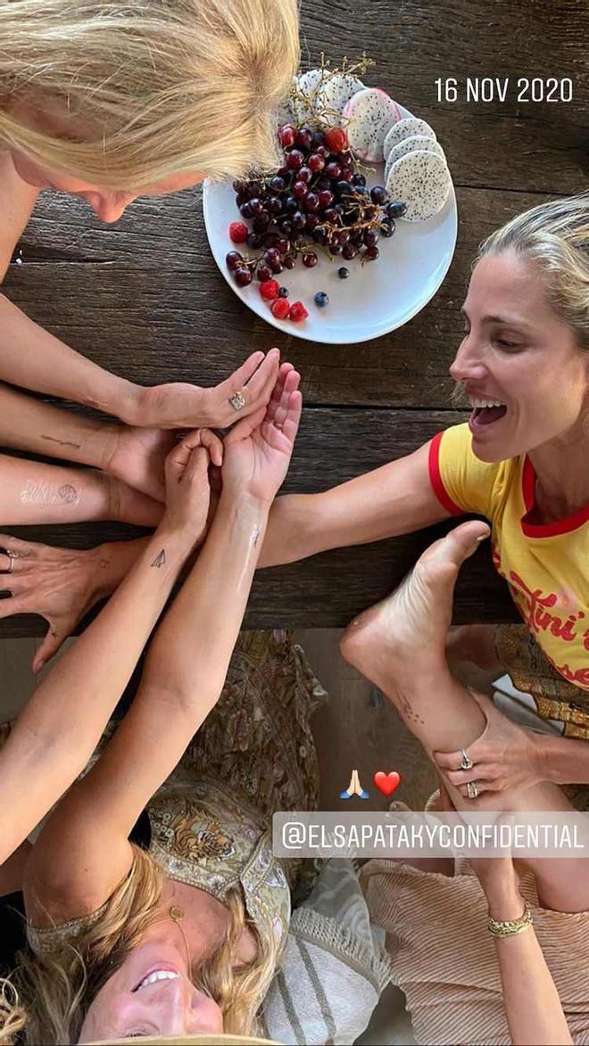 Elsa Pataky se hace un tatuaje con sus amigas