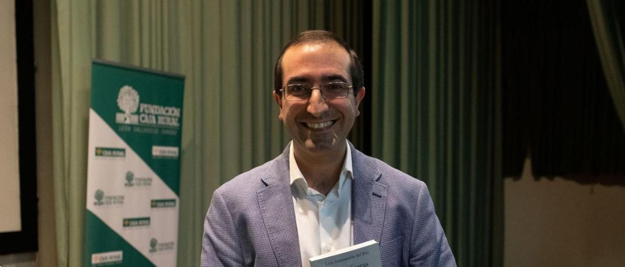 Luis Santamaría, en la presentación de su libro para el Club LA OPINIÓN-EL CORREO DE ZAMORA. | Ana Burrieza