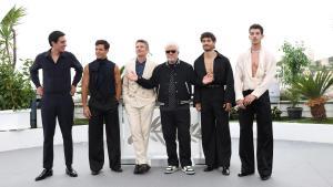 Los actores George Steane, Jason Fernández y Ethan Hawke con el director Pedro Almodóvar y los también intérpretes Jose Condessa y Manu Ríos, en Cannes.