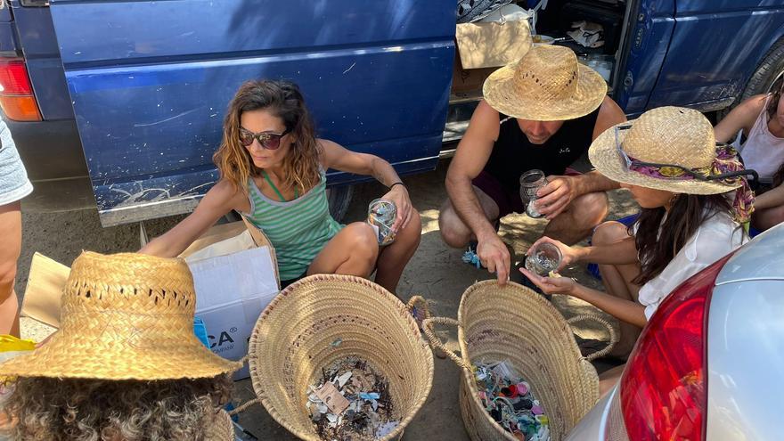 Medio ambiente en Ibiza: Invasión de microplásticos en la playa de es Cavallet