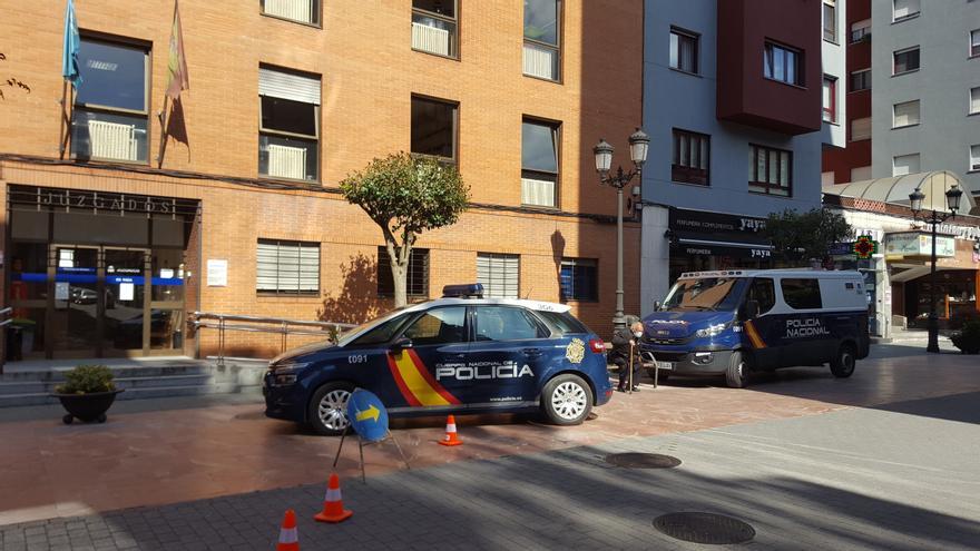 Piden nueve años y medio de cárcel para un hombre por atracar una farmacia, de la que se fue llamando a un taxi, y una librería en La Felguera