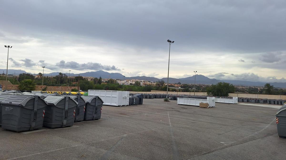 El solar es utilizado por la empresa de recogida de residuos para almacenar contenedores descartados
