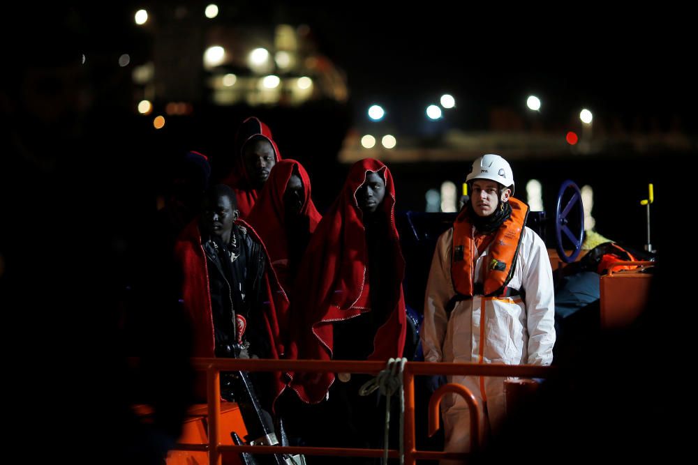 Inmigrantes rescatados en una patera en el mar de Alborán que han llegado al puerto de Málaga sobre las 19h.